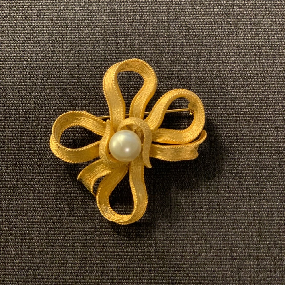 Vintage Gold Tone Ribbon Brooch with Pearl